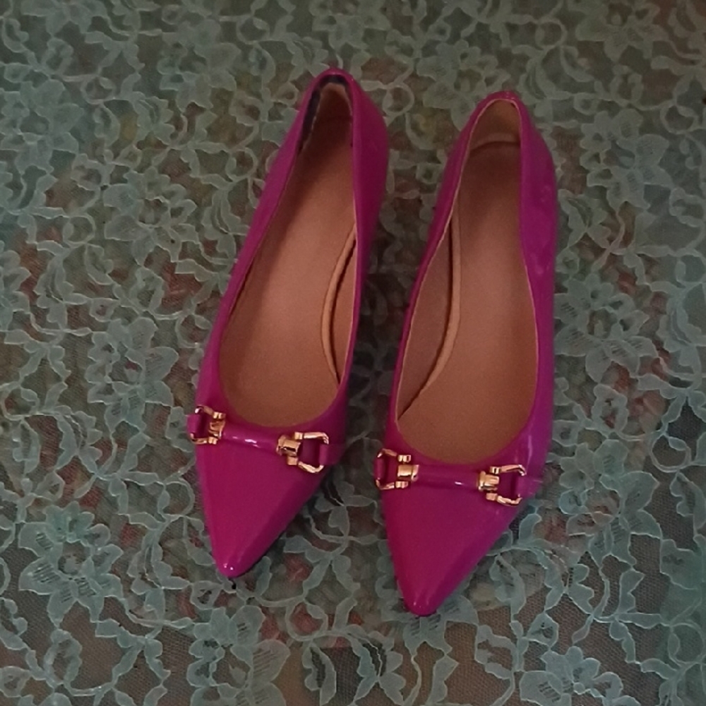 Chic Fuchsia Heels with Gold Accents